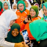 Gubernur Khofifah ketika menyapa masyarakat yang hadir dalam kegiatan Marhaban Ya Ramadhan di Islamic Center Jawa Timur, Surabaya.