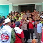 Puluhan menyampaikan aspirasinya saat demo di kantor Dinkes Bangkalan.