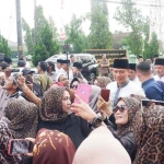
Ketua Umum Partai Demokrat Agus Harimurti Yudhoyono (AHY) diajak ibu-ibu untuk swafoto saat menuju pusat takjil di Bangkalan di depan Pendopo Agung Bangkalan.
