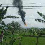 Flare milik JOB PPEJ di Desa Rahayu, Kecamatan Soko mengeluarkan api besar dan asap tebal, kemarin. foto istimewa