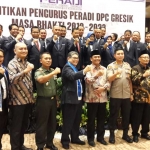 Pengurus DPC Peradi Gresik foto bersama usai dikukuhkan. foto: SYUHUD/ BANGSAONLINE