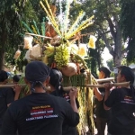 Replika bangunan rumah berupa kuncup makam Sunan Bejagung Lor dan gunungan yang berisi sayur dan buah-buahan saat dikirab.