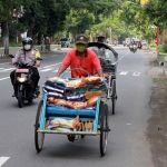 Salah satu tukang becak yang diberdayakan untuk menyalurkan sembako.