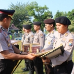 Kapolres Bangkalan AKBP Rama Samtama Putra memberikan penghargaan kepada polsek-polsek yang berprestasi. foto: ist