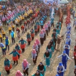 Senam massal mengawali rangkaian Festival 29 Tahun SCTV di Tuban.