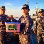 Danguspurla Koarmada II saat menyerahkan secara simbolis bingkisan lebaran dari Panglima TNI Marsekal Hadi Tjahjanto kepada seluruh prajurit Satgas Operasi Busur Ambalat 2019.
