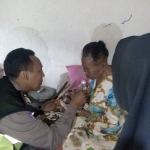 Bripka Purnomo saat menjenguk seorang Nenek Warsining berusia 74 Tahun yang hidup sebatang kara dalam kondisi memprihatinkan.