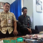 Kepala Inspektorat Lumajang saat menunjukkan hasil OTT senilai Rp 157 juta rupiah di satu Kecamatan Kunir. foto: IMRON/ BANGSAONLINE