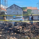 Gudang ikan yang terbakar di Desa Pinggir Papas, Kecamatan Kalianget, Sumenep, digaris polisi setelah terjadi kebakaran, Senin (7/5/2024). Foto: Dok. Polres Sumenep