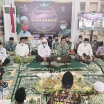 PCNU Kota Surabaya saat menggelar peringatan Maulid Nabi Muhammad SAW sekaligus Tasyakuran Hari Santri Nasional 2021, di kantor PCNU setempat, Kamis (21/10) malam. foto: YUDI A/BANGSAONLINE