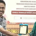 Dekan Fakultas Hukum Uniska, Zainal Arifin (kanan), saat memberikan cendera mata ke Kepala LPKA Blitar, Gatot Tri Raharjo. Foto: Ist
