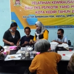 Pelatihan sederhana yang diberikan kepada mantan ODGJ se-Kecamatan Mojoroto, Kabupaten Kediri. Foto: Ist