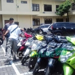 Sejumlah sepeda motor diamankan di halaman belakang Mapolres Situbondo dari rumah diduga penadah. foto: MURSIDI/ BANGSAONLINE