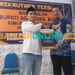 Muhammad Al Barra atau yang akrab disapa Gus Barra saat menyerahkan formulir pendaftaran ke NasDem untuk mengikuti Pilkada 2024 di Kabupaten Mojokerto. Foto: ROCHMAT SAIFUL ARIS/BANGSAONLINE