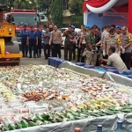 Pemusnahan mira hasil razia Cipkon yang dilakukan di Mapolda jawa Timur. foto: Anatasia Novarina/ BANGSAONLINE
