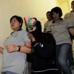 Petugas dari Unit PPA Polrestabes Surabaya menggelandang Putri (mengenakan penutup wajah), Rabu (3/2/2016). foto: suarasurabaya.net