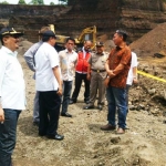 Rombongan Komisi I DPRD Pasuruan saat meninjau lokasi tambang.