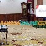 Gubernur Khofifah saat melantik M Ali Kuncoro sebagai Pj Wali Kota Mojokerto, menggantikan Ika Puspitasari. Foto: DEVI FITRI AFRIYANTI/BANGSAONLINE