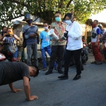 Wali Kota Risma saat menghukum push up salah satu warga tak bermasker. (foto: ist).