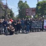 Aksi mahasiswa gabungan di Jember saat demo di depan kantor DPRD setempat.