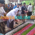 Inayah Wahid saat ziarah ke makam Gus Dur. Foto: AAN AMRULLOH/BANGSAONLINE