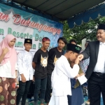 SANTUNI YATIM: Luqman Mualim saat menggelar Tasyakuran dan Santunan Anak Yatim di Desa Semampir, Kecamatan Sedati, Ahad (2/2). foto: ist