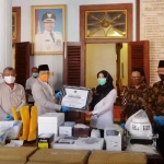 Bupati HM Irsyad Yusuf (tiga dari kiri) menerima bantuan mesin PCR secara simbolis dari perwakilan PT HM Sampoerna, Tbk, disaksikan Ketua DPRD HM Sudiono Fauzan.