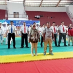 Kabid SMP Dispendikbud Kota Pasuruan Hj. Anisah bersama Koordinator Cabor Karate SD/SMP se-Kota Pasuruan Santiko Arioseno, saat pembukaan Olimpiade Siswa Nasional Cabor Karate dan Silat di GOR Kota Pasuruan.