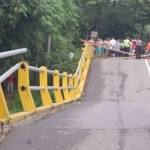 PUTUS – Jembatan yang putus di Desa Nglongsor Kecamatan Tugu, Trenggalek, Kamis (12/3) lalu. foto: herman/BangsaOnline.com