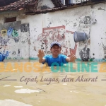 Ketinggian banjir di wilayah kota sampai dada orang dewasa. Foto : Mutammim/BANGSAONLINE.com