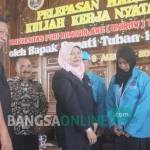 Bupati Tuban H. Fathul Huda (kiri) dan Rektor Unirow Dr. Supiana Dian Nurtjahyani saat melepas mahasiswa. foto: SUWANDI/ BANGSAONLINE