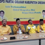 Ketua Golkar Jatim Nyono Suharli, Ketua  Golkar Gresik Ahmad Nurhamim dan penasehat Golkar KH. Nur Muhammad saat memberikan keterangan pers. foto: SYUHUD/ BANGSAONLINE