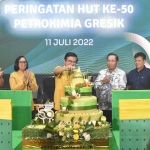Direktur Utama Petrokimia Gresik, Dwi Satriyo Annurogo, didampingi jajaran direksi saat memotong tumpeng dalam peringatan HUT perusahaan yang ke-50. Foto: Ist