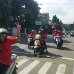 Kampanye Ledang serempak PAC Kecamatan Trenggalek saat melintas di depan Gedung DPRD Trenggalek. foto: HERMAN S/BANGSAONLINE