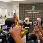 Gubernur Jawa Timur Khofifah Indar Parawansa memotong tumpeng saat meresmikan gedung baru Badan Kepegawaian Daerah (BKD) Provinsi Jatim, di Jl. Jemur Andayani No.1, Siwalankerto, Surabaya, Senin (20/2/23) malam. Foto: MMA/bangsaonline