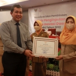 Sekretaris Diskominfo Kota Kediri Marheni Sita Dewanti saat menerima penghargaan mewakili kepala diskominfo. Foto: Ist.