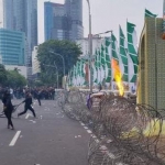 Massa aksi saat melempari gedung grahadi dengan petasan. FOTO: Novandryo/BANGSAONLINE