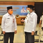 Pj. Sekda Gresik Abimanyu Poncoatmojo Iswinarno (kiri) bersama Bupati Gresik Sambari Halim Radianto dalam sebuah kesempatan. (foto: SYUHUD/ BANGSAONLINE)