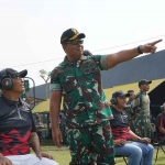 Pangdam V/Brawijaya, Mayjen TNI Farid Makruf, saat bersama Dahlan Iskan dalam kegiatan di Lapangan Tembak Yonif Raider 500/Sikatan.