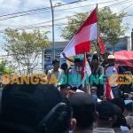 Kantor Bupati Bangkalan saat didemo masyarakat. Foto: SUBAIDAH/BANGSAONLINE