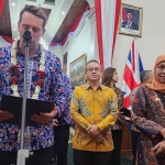Gubernur Jawa Timur Khofifah Indar Parawansa, didampingi His Majesty