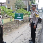 Kapolres Bojonegoro, AKBP Ary Fadli yang ikut memantau pemasangan rambu-rambu.