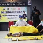 Para anggota Polres Ngawi saat mengikuti simulasi penanganan korban diduga terpapar covid-19.