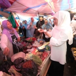 Calon Gubernur Jawa Timur nomor urut 2, Khofifah Indar Parawansa, saat menyambangi para pedagang di Pasar Besuki, Situbondo.