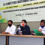 Tampak Ketua PWI Jatim Ainur Rohim (no 2 dari kiri), Machmud Suhermono wakil ketua bidang organisasi (paling kiri), Kepala Bagian Humas SKK Migas Jabanusa Doni Ariyanto (no 3), dan Anggota Komisi Kompetensi PWI Pusat Djoko Tetuko (paling kanan).