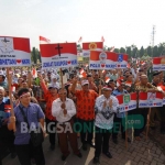 Puluhan ribu warga dari lintas elemen saat mengikuti upacara ikrar nusantara bersatu di Alun-Alun Kabupaten Jombang, Rabu (30/11) pagi. foto: RONY S/ BANGSAONLINE