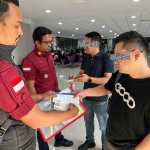 Dua Warga Tiongkok saat akan Dideportasi. (Ist)