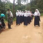Siswa-siswi Desa Dompyong Kecamatan Bendungan Kabupaten Trenggalek saat latihan baris-berbaris.