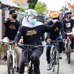 Gubernur Jawa Timur Khofifah Indar Parawansa saat gowes di Tulungagung sekaligus menyosialisasikan pentingnya pakai masker. Gubernur Khofifah yang pakai kaos bertulis "PAKAI MASKER" itu juga menyosialisasikan tentang Perda Wajib Masker, Ahad (13/9/2020). fFoto: ist/ bangsaonline.com