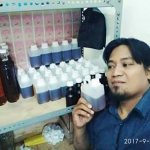 Ahmad Muhtad, saat menunjukkan madu miliknya.